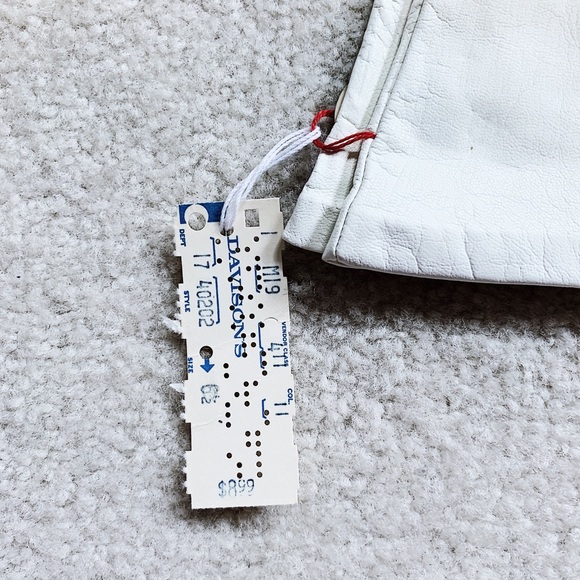 ๐CLOSET CLEAN-OUT - MAKE OFFERS๐ Vintage White Leather Gloves NWT - Picture 7 of 7